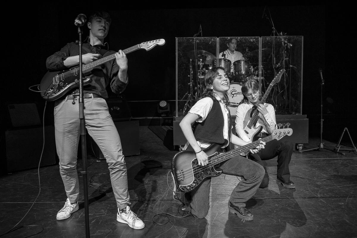 Dr. Rhythm and the Nasty Nurses, Layla, Popgroep Dr. Rhythm and the Nasty Nurses