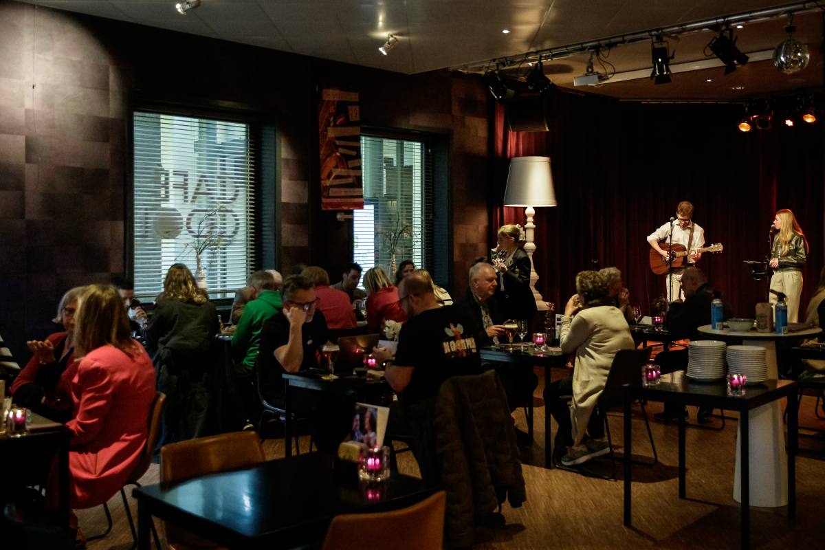 Pleun en Jur verzorgen de muziek tijdens het Eet mee met de GP dinner.