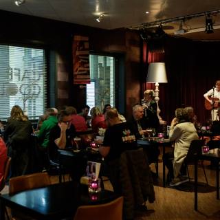 Pleun en Jur verzorgen de muziek tijdens het Eet mee met de GP dinner.