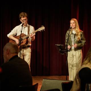 Pleun en Jur verzorgen de muziek tijdens het Eet mee met de GP dinner.