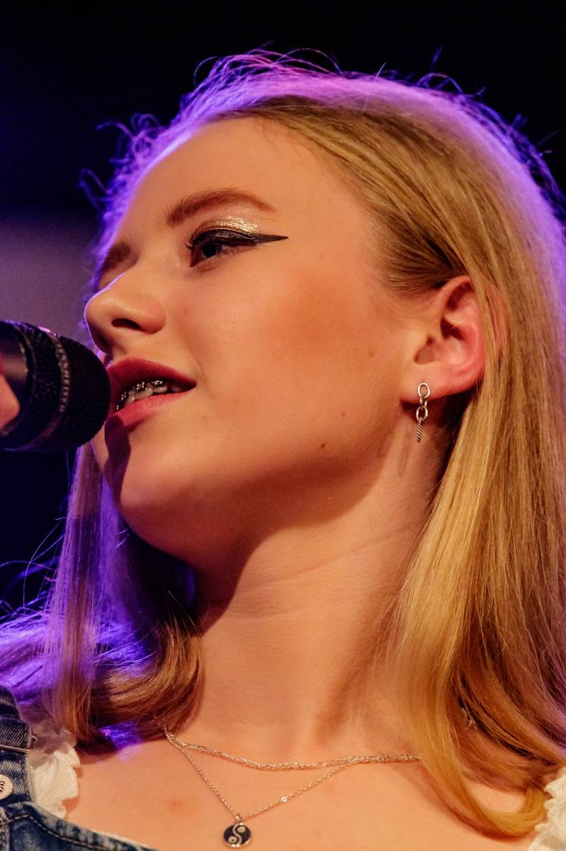 Contageous, Hotel California, Popgroep Contageous