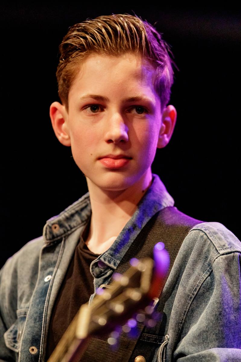 Contageous, Hotel California, Popgroep Contageous