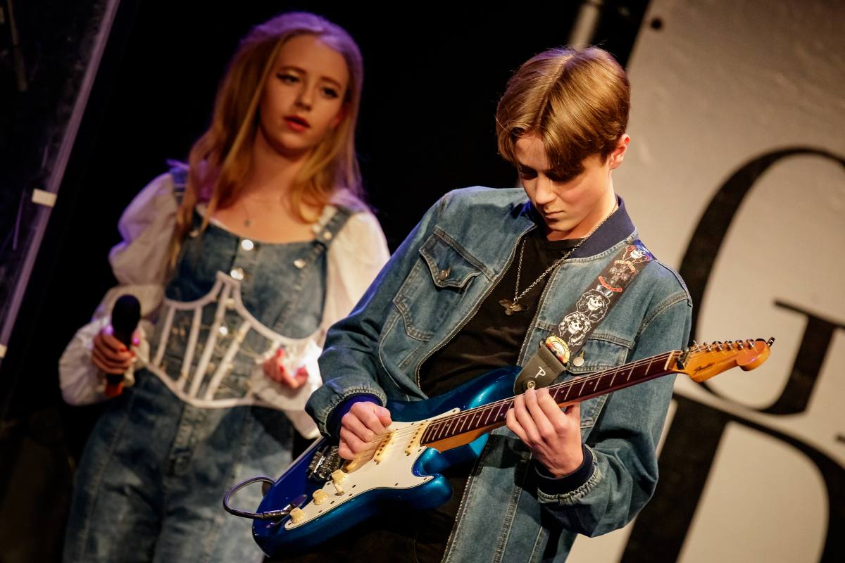 Contageous, Hotel California, Popgroep Contageous