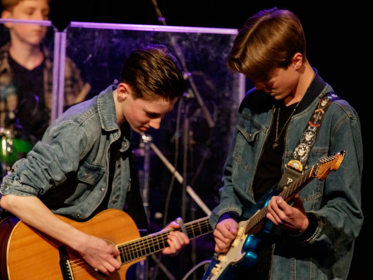Contageous, Hotel California, Popgroep Contageous