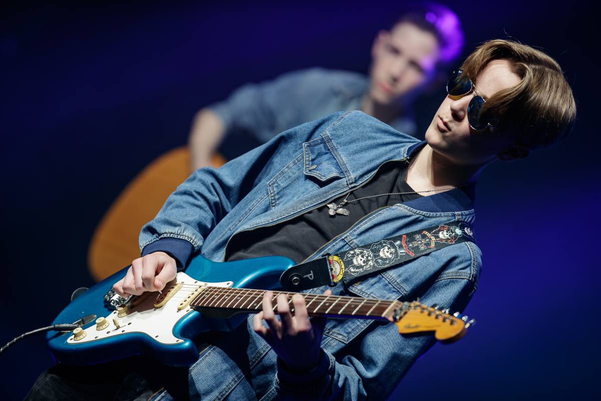 Contageous, Hotel California, Popgroep Contageous
