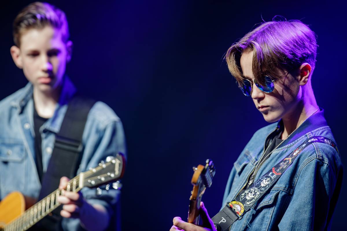 Contageous, Hotel California, Popgroep Contageous