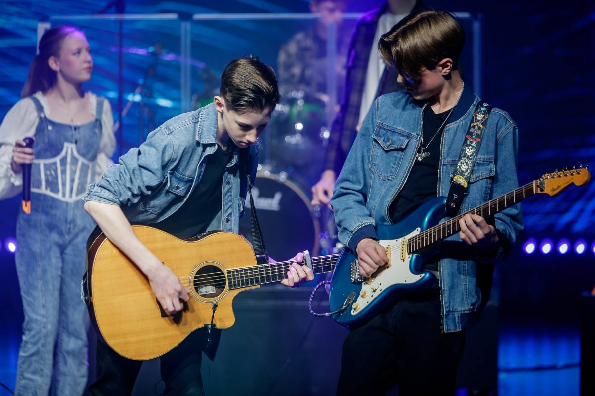Contageous, Hotel California, Popgroep Contageous