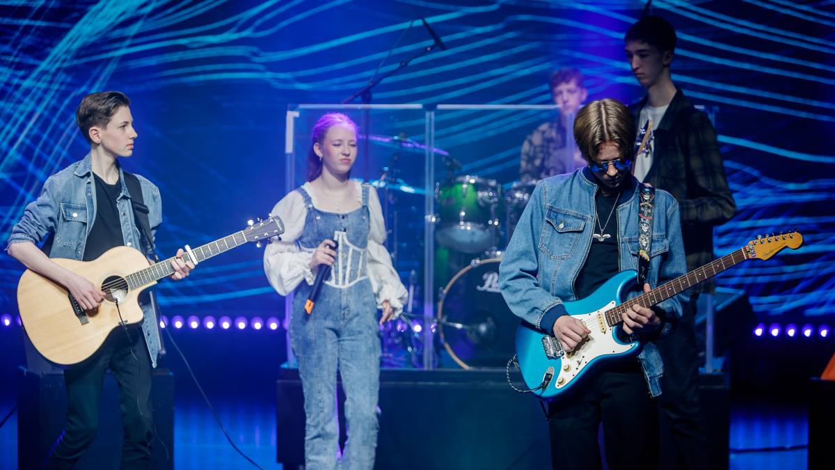 Contageous, Hotel California, Popgroep Contageous