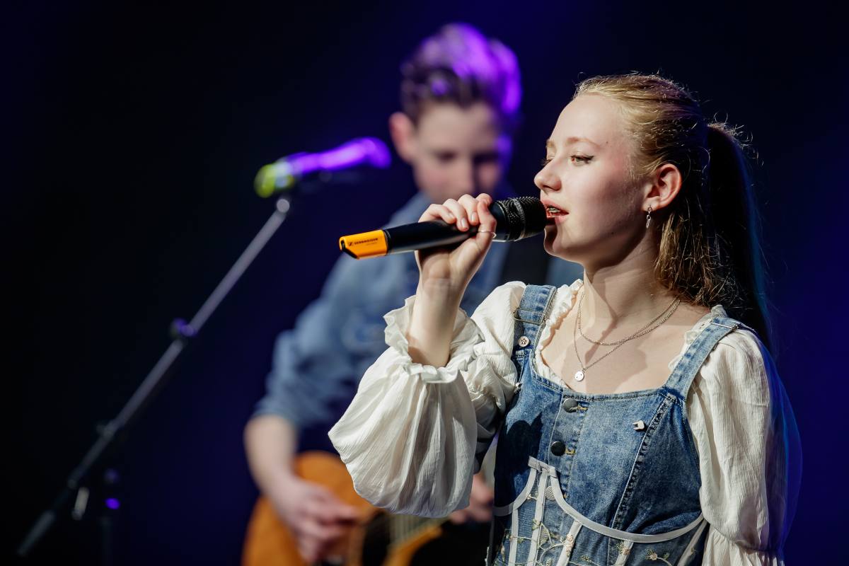 Contageous, Hotel California, Popgroep Contageous