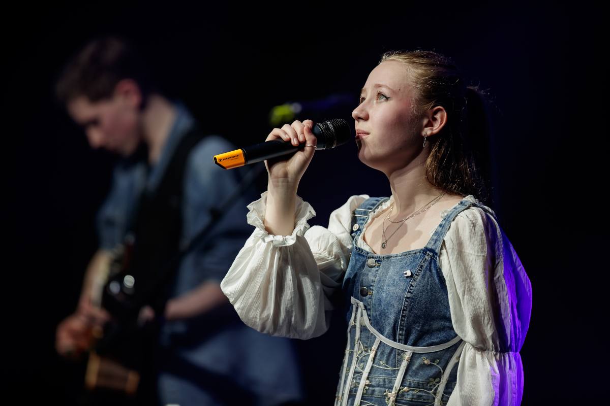 Contageous, Hotel California, Popgroep Contageous